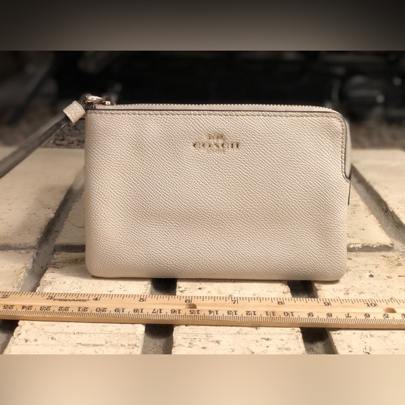 Coach - Wristlet - Picture 2 of 9